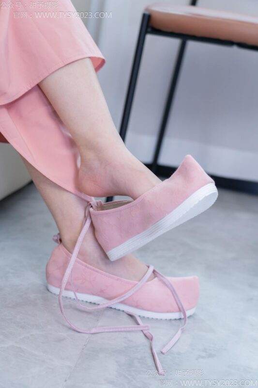 甜予摄影 NO.069 齐齐-短靴、人字拖、短白棉袜、长白棉袜、裸足[167P/2V/11.4GB]-美图