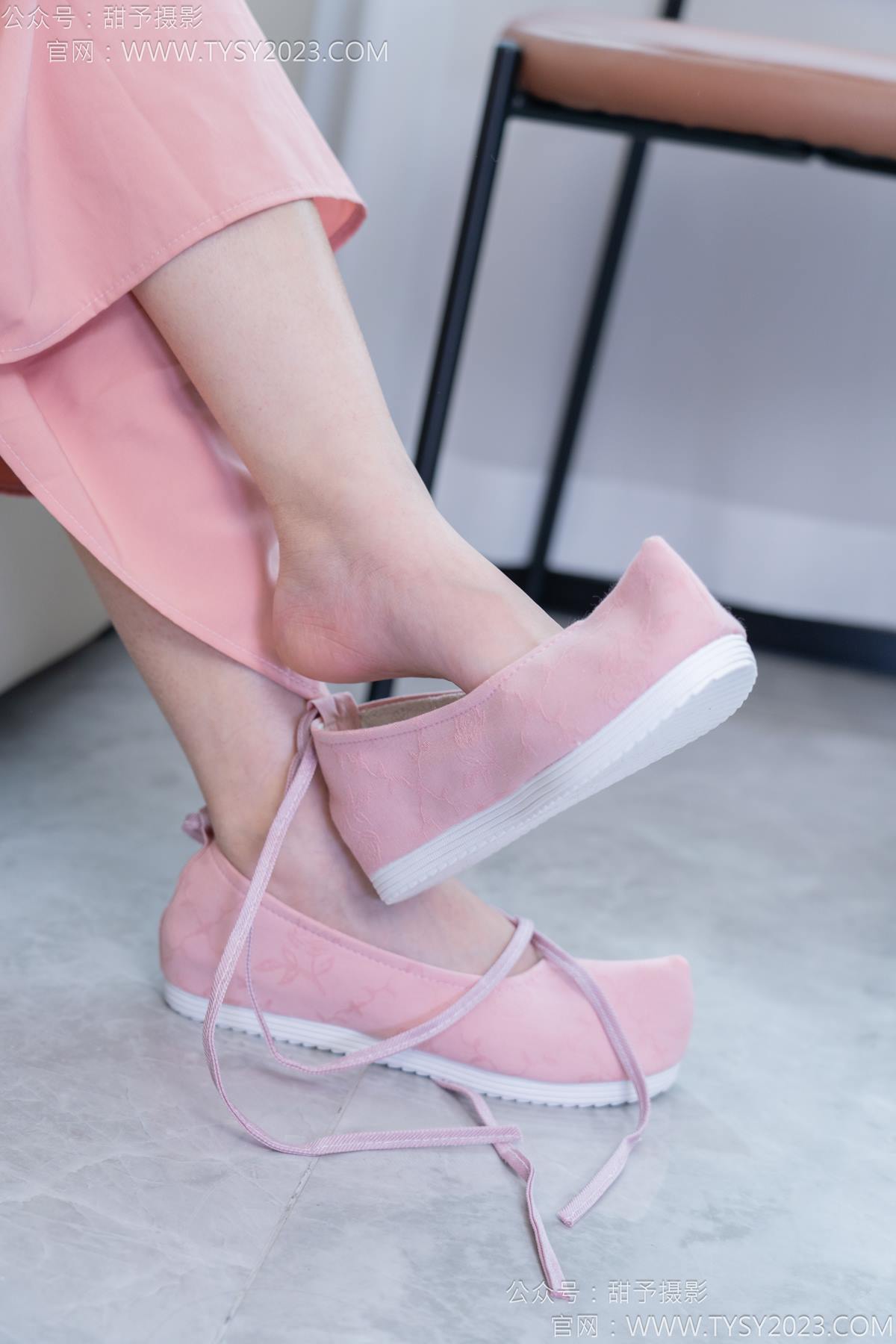 图片[1]-甜予摄影 NO.069 齐齐-短靴、人字拖、短白棉袜、长白棉袜、裸足[167P/2V/11.4GB]-美图