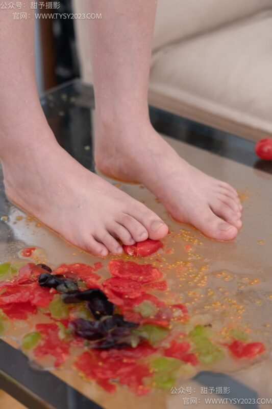 甜予摄影 NO.080期：璇璇-校服、板鞋、裸足、光脚踩小西红柿葡萄的剧情[134P/2V/12.00GB]-美图