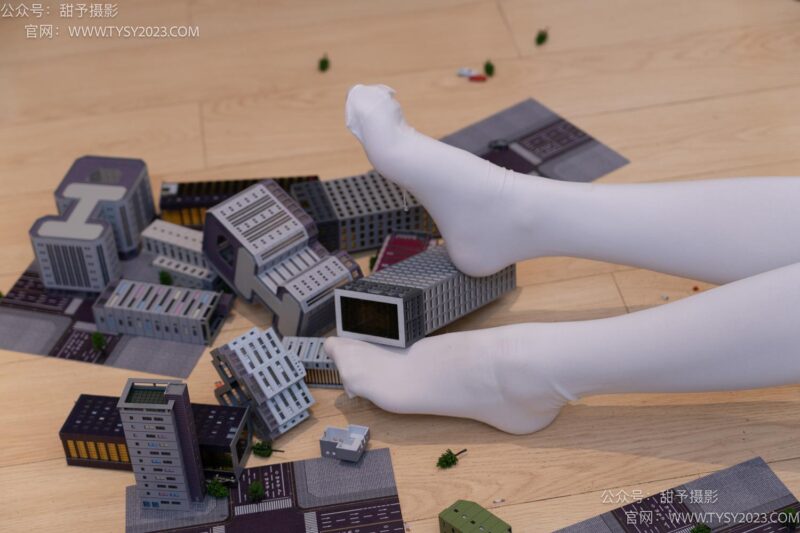 甜予摄影 NO.044 璇璇-修女服、高跟凉鞋、过膝白丝、小人国剧情[148P/2V/14.5GB]-美图