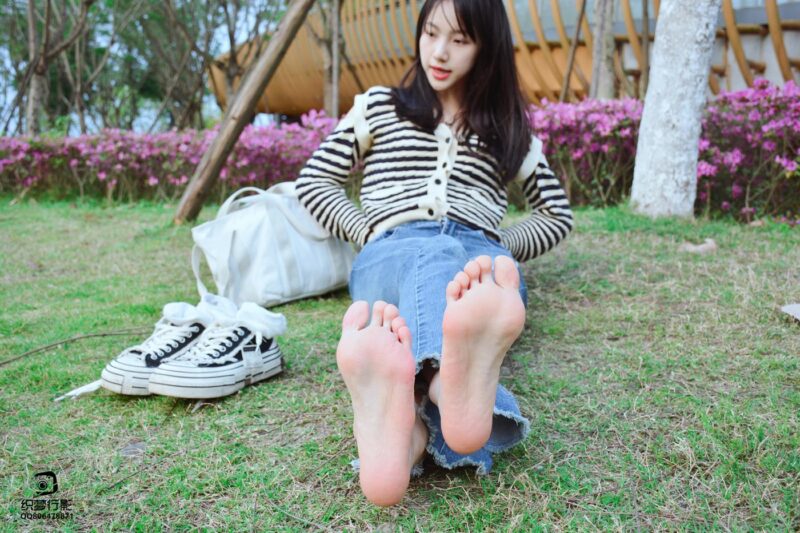 [织梦映像]NO.016 少女牛仔裤草地白袜[80P/1V/2.47GB]-美图