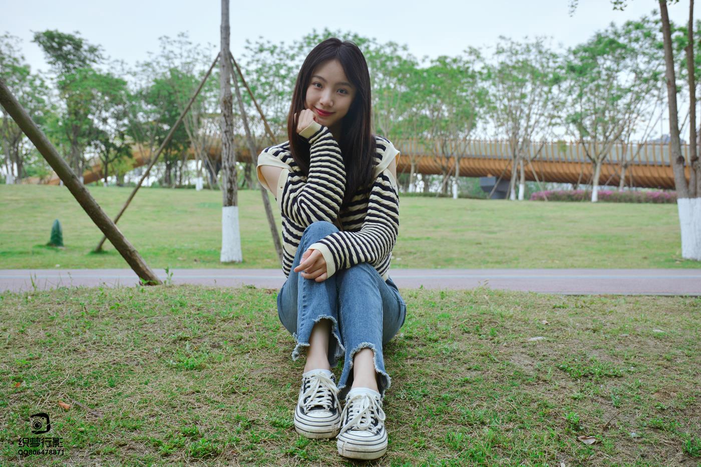 图片[2]-[织梦映像]NO.016 少女牛仔裤草地白袜[80P/1V/2.47GB]-美图