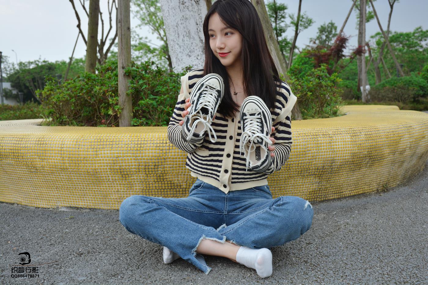 图片[3]-[织梦映像]NO.016 少女牛仔裤草地白袜[80P/1V/2.47GB]-美图