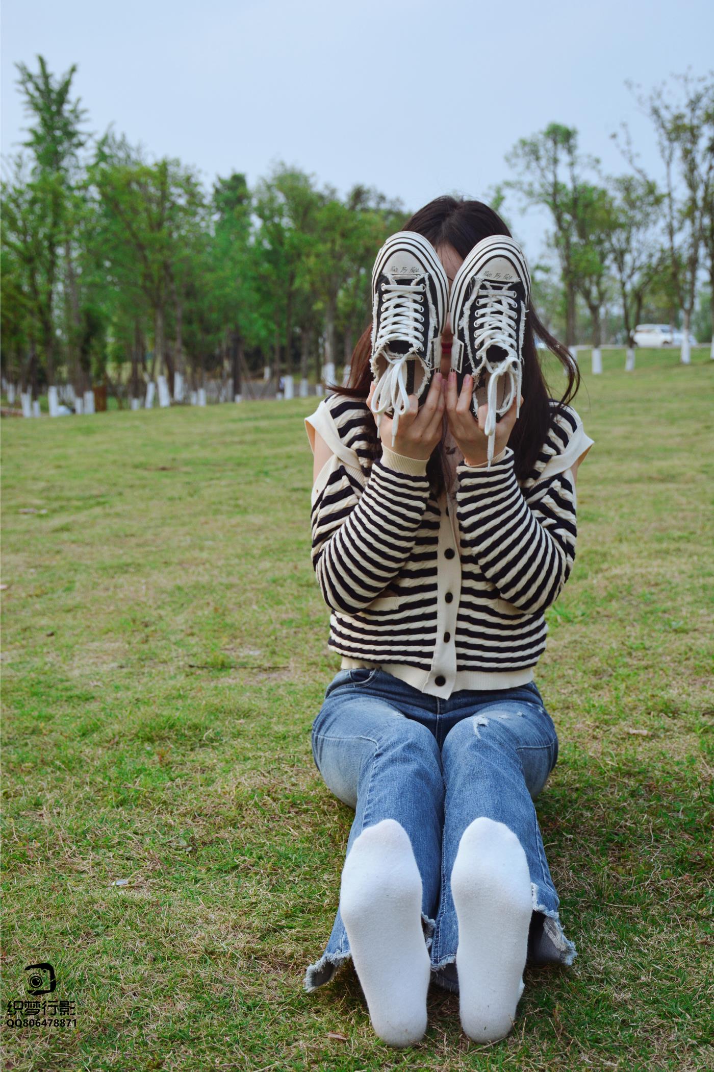 图片[4]-[织梦映像]NO.016 少女牛仔裤草地白袜[80P/1V/2.47GB]-美图